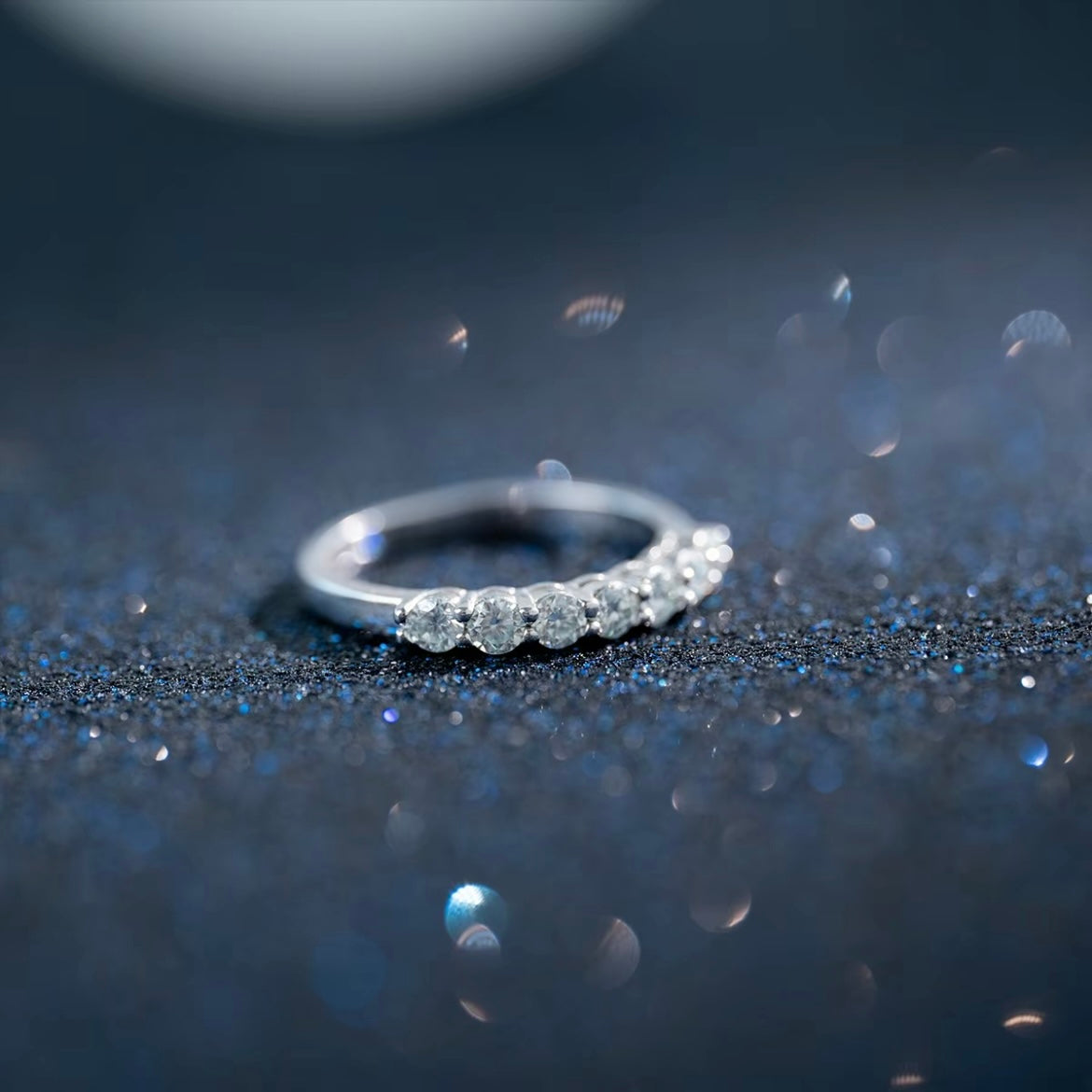 Moissanit-Halb-Eternity-Ring mit kräftigem Diamanten 2.0