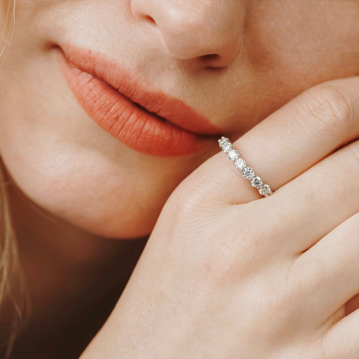Bague demi-éternité en moissanite et diamants audacieux 2.0