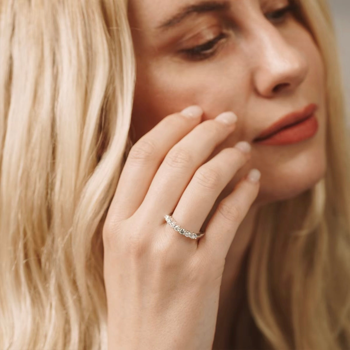 Bague demi-éternité en moissanite et diamants audacieux 2.0