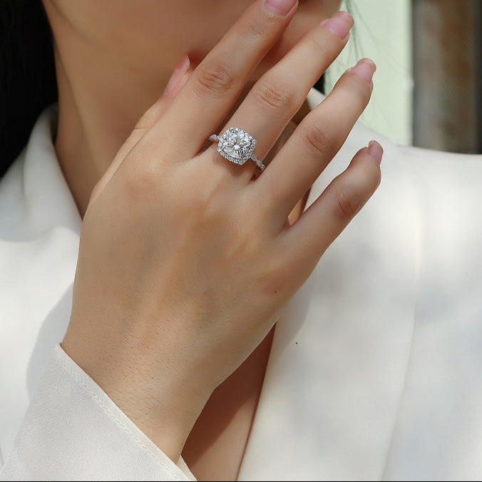 Luxury 5 Carat Round Cut Moissanite Engagement Ring（15）