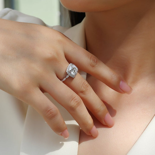 Luxury 5 Carat Round Cut Moissanite Engagement Ring（15）