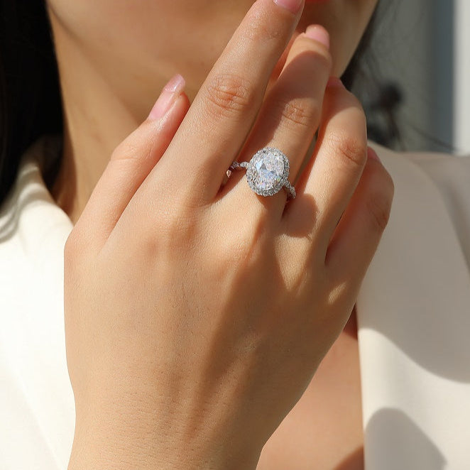 Luxury 5 Carat Round Cut Moissanite Engagement Ring（14）