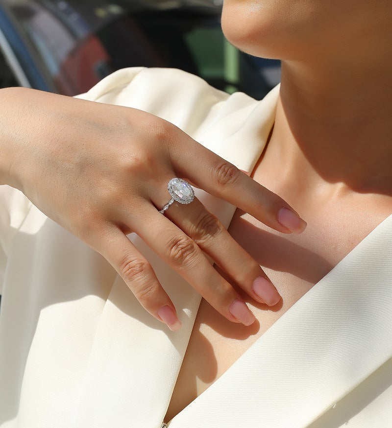 Luxury 5 Carat Round Cut Moissanite Engagement Ring（14）